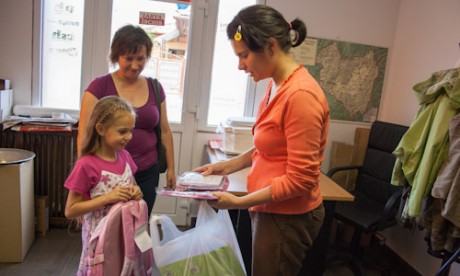 Bartalis Ágnes átveszi a rajzpályázat különdíját